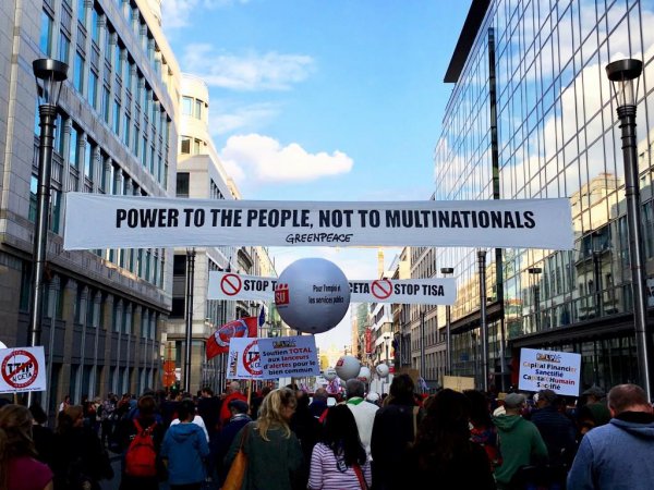 Demonstranter på vej gennem Bruxelles’ gader i protest mod TTIP og CETA. Foto: Ditte Marie Gyldenberg Ovesen.
