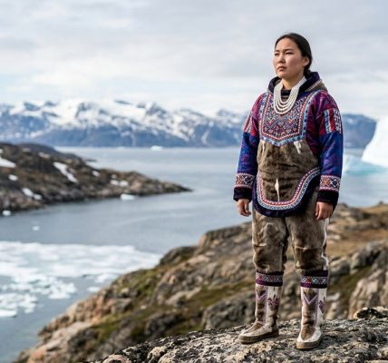 Traditionel grønlandsk beklædning bliver symbol på antiimperialistisk modstand
